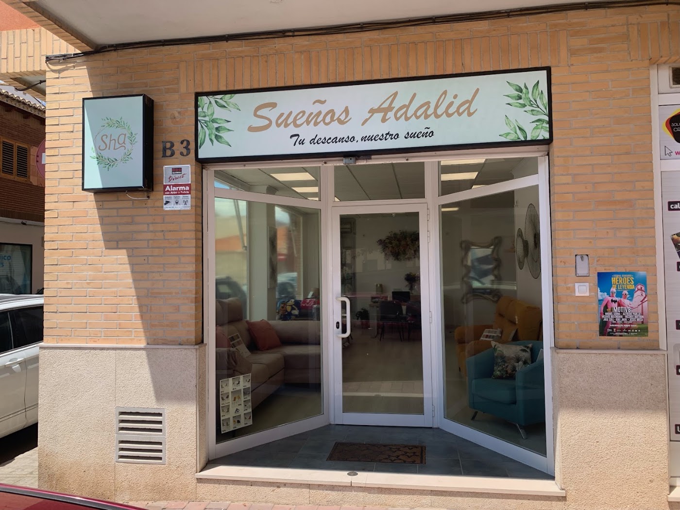 Fachada de Sueños Adalid con su lema en el rótulo
