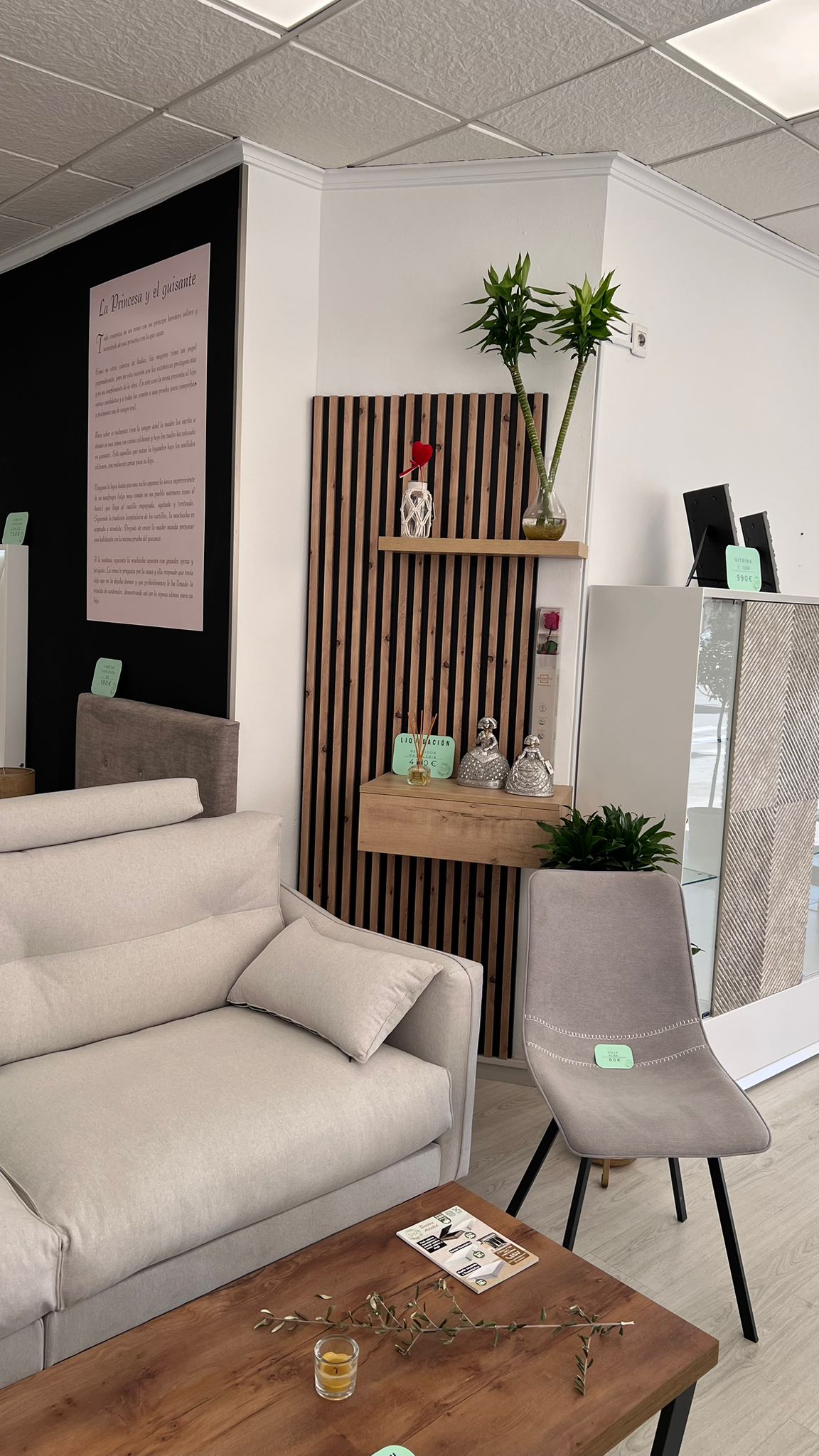 Rincón del showroom con sofá, mesa de centro y silla