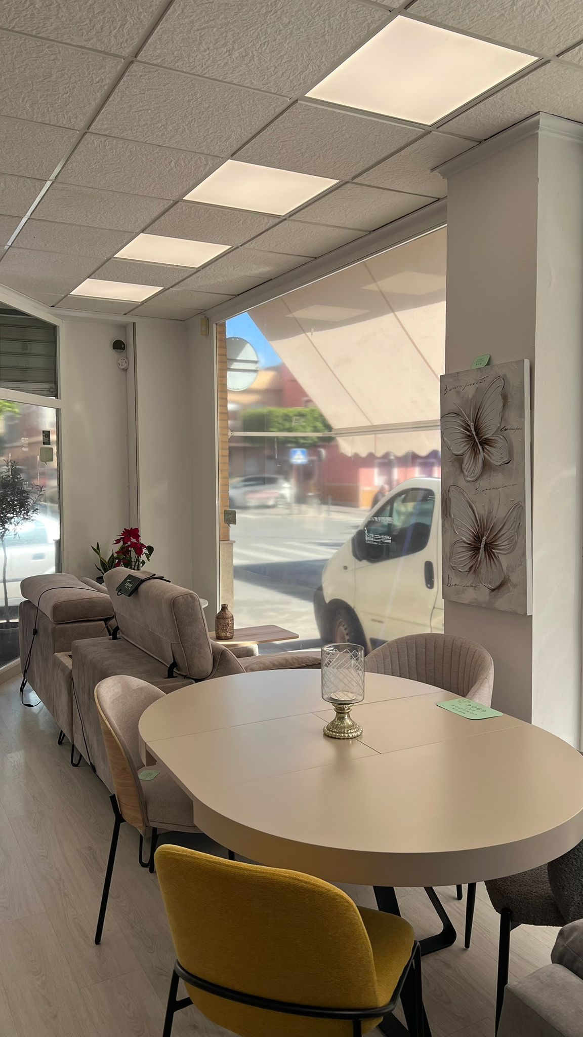 Mesa de comedor ovalada con sillas