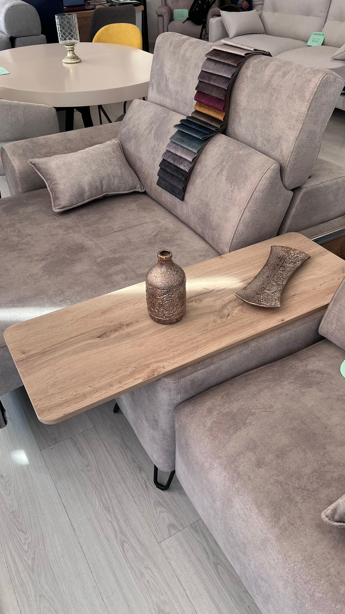 Sofá con chaise longue y mesa de madera